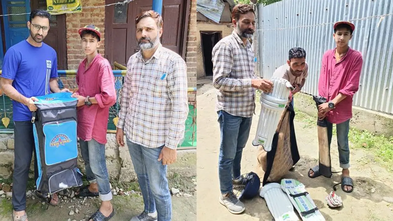 चावल की बोरी में क्रिकेट किट ले जा रहा 6th क्लास में पढ़ने वाला कश्मीरी लड़का क्यूं हुआ वायरल
