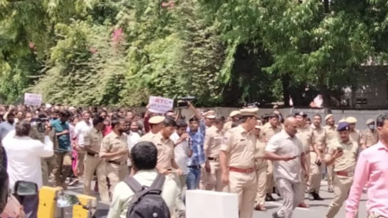 రాజ్భవన్ ముందు బైఠాయించి ఆర్టీసీ కార్మికుల నిరసన.. చర్చల కోసం 10 మందిని లోనికి అనుమతి.. రాజ్భవన్ ముందు బైఠాయించి ఆర్టీసీ కార్మికుల నిరసన.. చర్చల కోసం 10 మందిని లోనికి అనుమతి..
