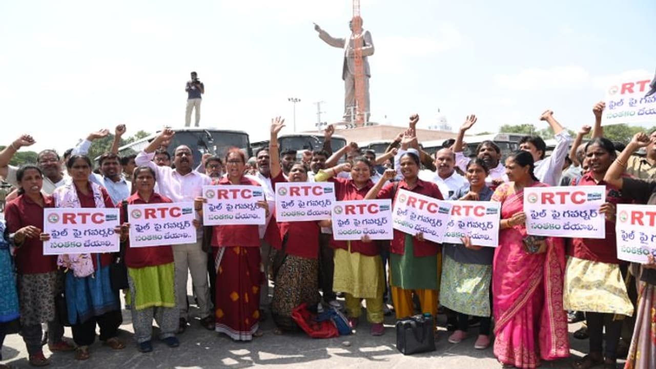 ఆర్టీసీ విలీనంపై రగడ: ఆ విషయం తెలిసి బాధపడ్డాను.. గవర్నర్ తమిళిసై ఆర్టీసీ విలీనంపై రగడ: ఆ విషయం తెలిసి బాధపడ్డాను.. గవర్నర్ తమిళిసై