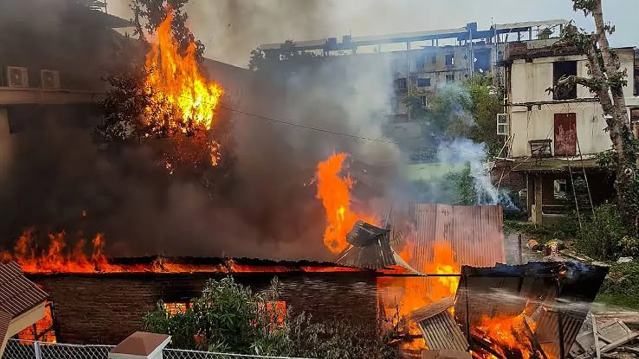 ആളിക്കത്തി മണിപ്പൂർ; 24 മണിക്കൂറിനിടെ കൊല്ലപ്പട്ടത് 6 പേർ, കൊള്ളയടിക്കപ്പെട്ട ആയുധങ്ങൾ തിരികെ പിടിച്ച് സൈന്യം ആളിക്കത്തി മണിപ്പൂർ; 24 മണിക്കൂറിനിടെ കൊല്ലപ്പട്ടത് 6 പേർ, കൊള്ളയടിക്കപ്പെട്ട ആയുധങ്ങൾ തിരികെ പിടിച്ച് സൈന്യം