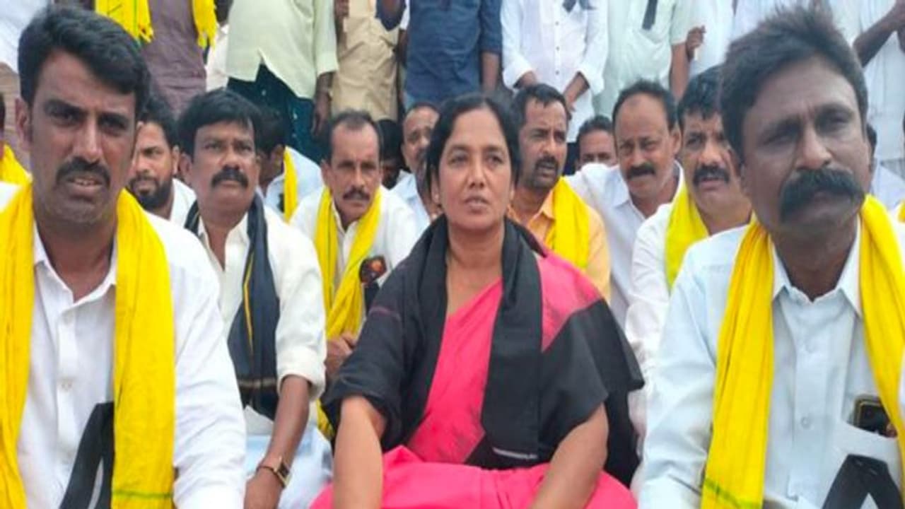 మాజీ మంత్రి పరిటాల సునీతను అరెస్ట్ చేసిన పోలీసులు.. మాజీ మంత్రి పరిటాల సునీతను అరెస్ట్ చేసిన పోలీసులు..