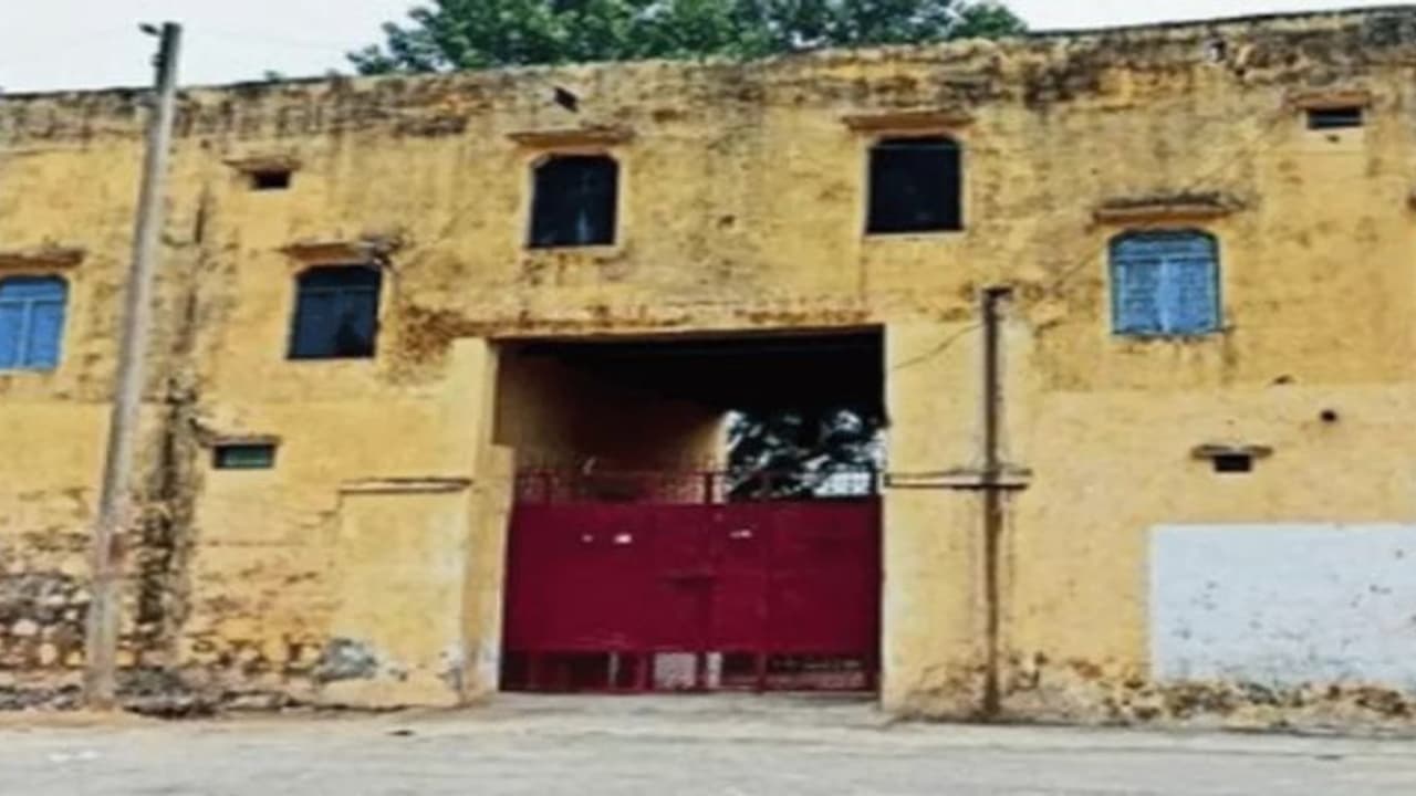 ''మేవాట్ లో గురుకులంపై దాడిజరగకుండా అల్లరిమూకలకు ఎదురునిలిచిన సర్పంచ్ షౌకత్.. ఇంకా.. '' ''మేవాట్ లో గురుకులంపై దాడిజరగకుండా అల్లరిమూకలకు ఎదురునిలిచిన సర్పంచ్ షౌకత్.. ఇంకా.. ''