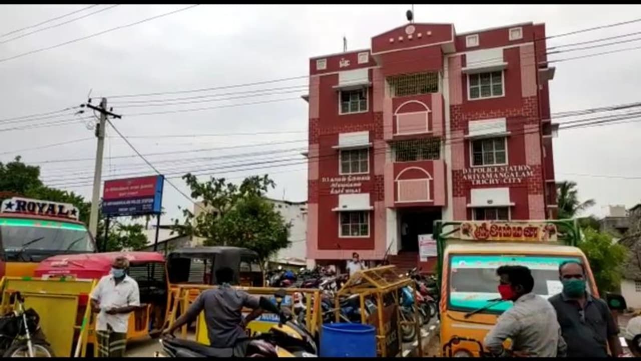 திருச்சியில் திருட்டு குற்றவாளிகளை விடுவிக்கக்கோரி சாலை மறியல்