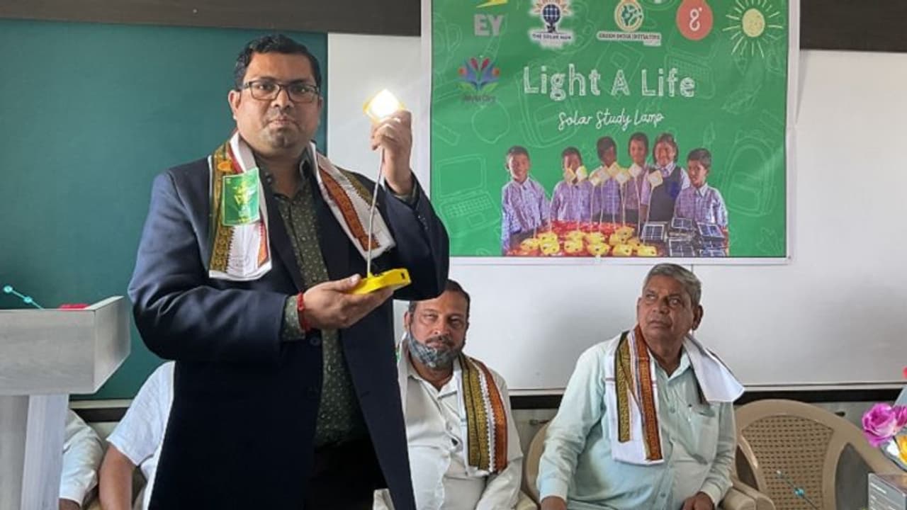 10 स्टेट के 550 गांवों को सोलर इनर्जी से लैस कर चुके हैं सचिन शिगवान, 10 हजार से ज्यादा छात्रों को फ्री लाइट्स