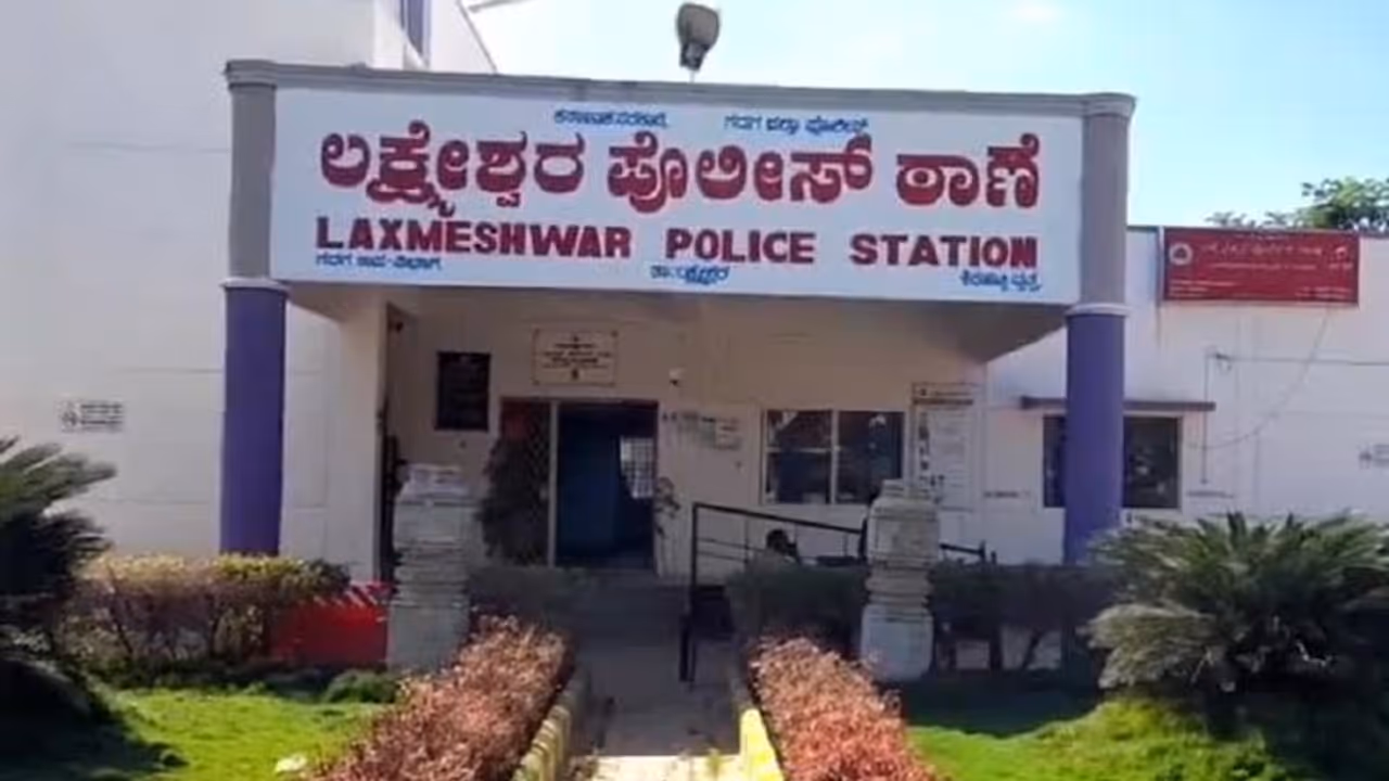 Gadag: 10 ಸಾವಿರ ರೂಪಾಯಿಗಾಗಿ ಮಾರಾಮಾರಿ: ಏಳು ಜನರಿಗೆ ಗಾಯ Gadag: 10 ಸಾವಿರ ರೂಪಾಯಿಗಾಗಿ ಮಾರಾಮಾರಿ: ಏಳು ಜನರಿಗೆ ಗಾಯ