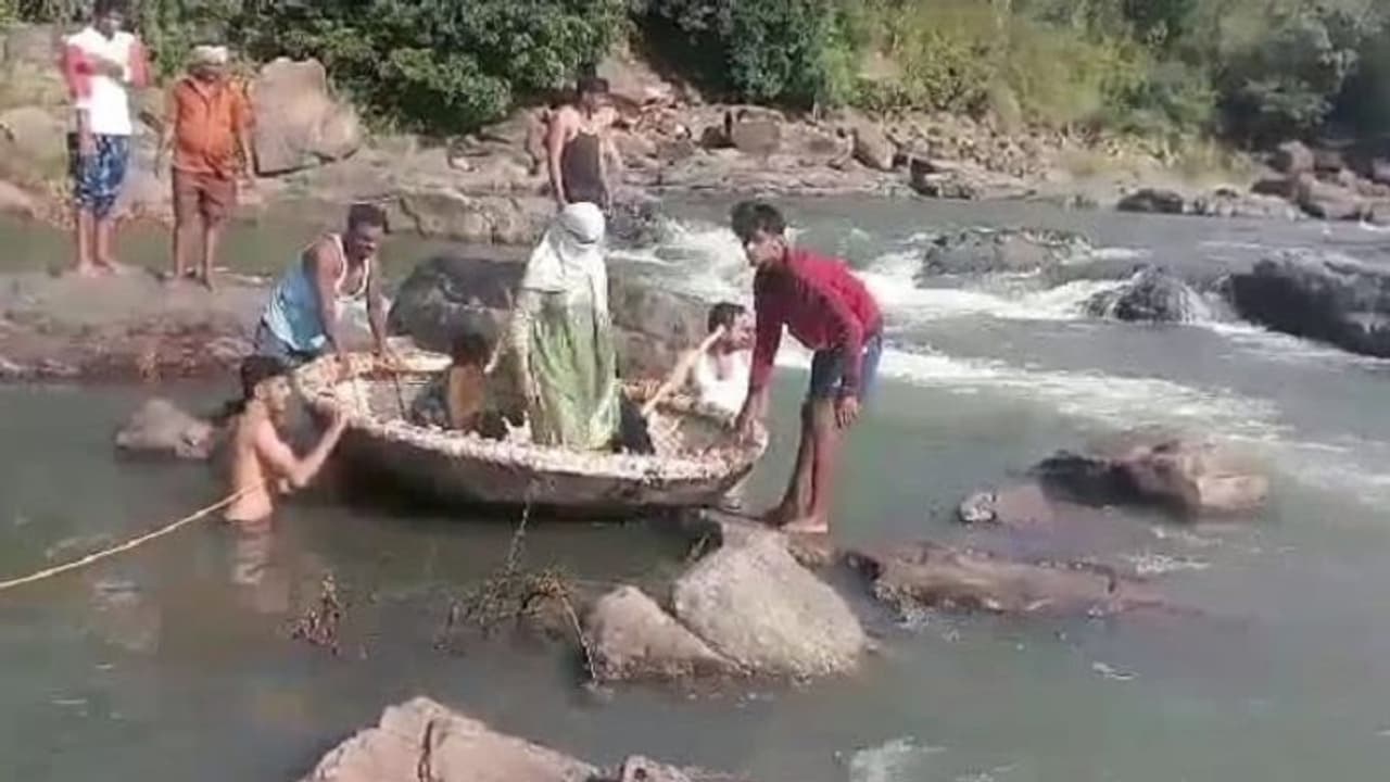 ಚಾಮರಾಜನಗರ: ಶಿವನಸಮುದ್ರದಲ್ಲಿ ಸಿಲುಕಿದ 6 ಮಂದಿ ಕುಟುಂಬ, ಸ್ಥಳಿಯರಿಂದ ಬಚಾವ್ ಚಾಮರಾಜನಗರ: ಶಿವನಸಮುದ್ರದಲ್ಲಿ ಸಿಲುಕಿದ 6 ಮಂದಿ ಕುಟುಂಬ, ಸ್ಥಳಿಯರಿಂದ ಬಚಾವ್