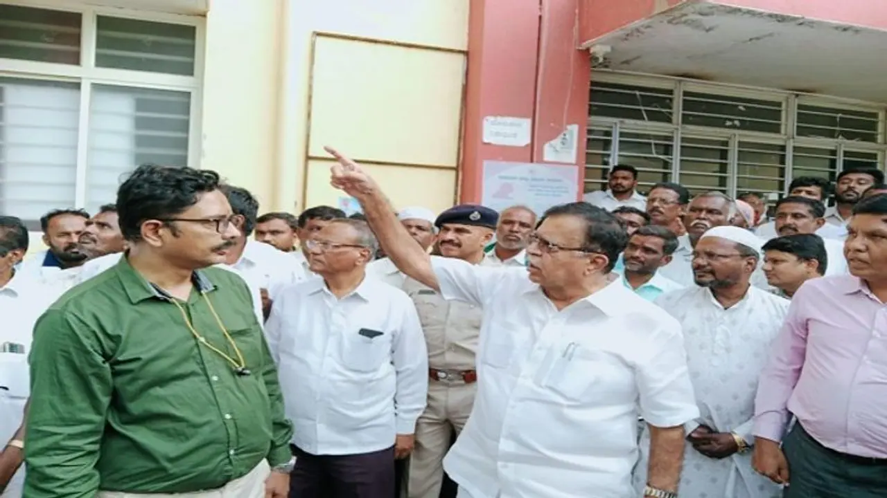 ಮಧುಗಿರಿ: ಸರ್ಕಾರಿ ಆಸ್ಪತ್ರೆಗೆ ಸಚಿವ ರಾಜಣ್ಣ ದಿಢೀರ್ ಭೇಟಿ ಮಧುಗಿರಿ: ಸರ್ಕಾರಿ ಆಸ್ಪತ್ರೆಗೆ ಸಚಿವ ರಾಜಣ್ಣ ದಿಢೀರ್ ಭೇಟಿ