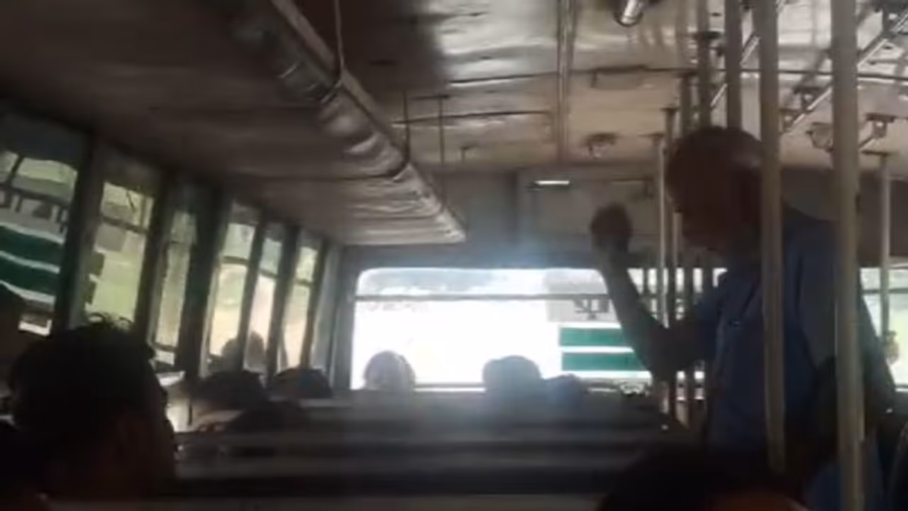 சில்லறை பிரச்சனை.. டிக்கெட்டை பயணி முகத்தில் விட்டெறிந்த அரசு பேருந்து நடத்துனர் வைரல் வீடியோ! சில்லறை பிரச்சனை.. டிக்கெட்டை பயணி முகத்தில் விட்டெறிந்த அரசு பேருந்து நடத்துனர் வைரல் வீடியோ!