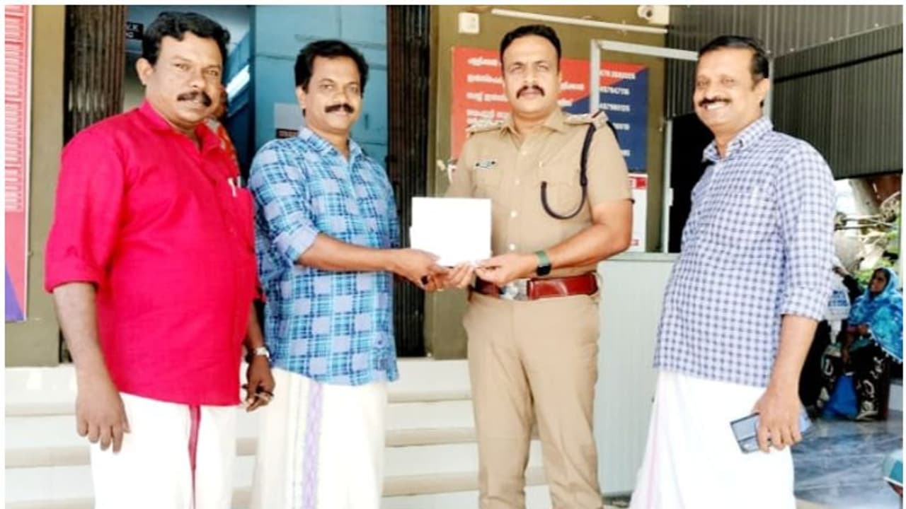 പണമെടുക്കാൻ എത്തിയപ്പോൾ ദാ കിടക്കുന്നു എടിഎമ്മിൽ 9000 രൂപ!, സിപിഎം ലോക്കൽ സെക്രട്ടറി ചെയ്തത്... 