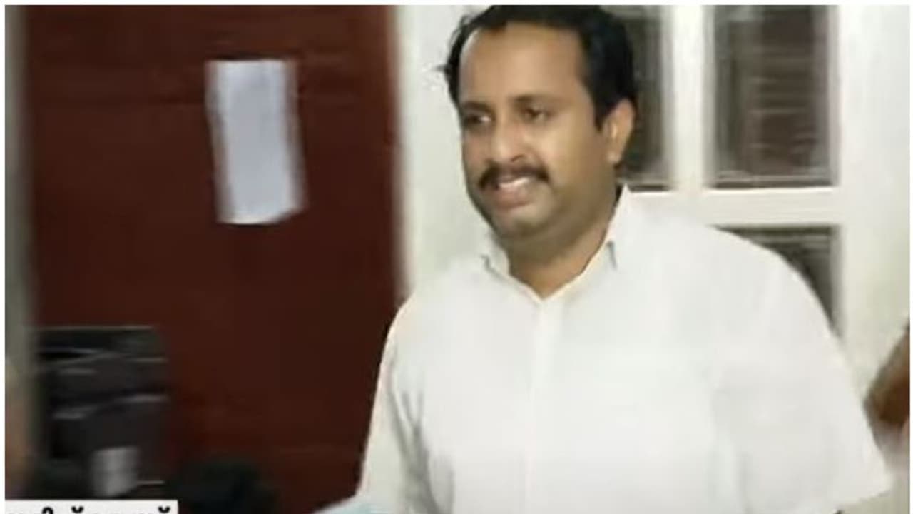 കാറുകൾ വിറ്റുതരാമെന്ന ഉറപ്പിൽ വാങ്ങും, മറിച്ചു വിൽക്കും, ഉടമകൾക്ക് പണം നൽകില്ല; രാഷ്ട്രീയ നേതാവ് അറസ്റ്റിൽ കാറുകൾ വിറ്റുതരാമെന്ന ഉറപ്പിൽ വാങ്ങും, മറിച്ചു വിൽക്കും, ഉടമകൾക്ക് പണം നൽകില്ല; രാഷ്ട്രീയ നേതാവ് അറസ്റ്റിൽ