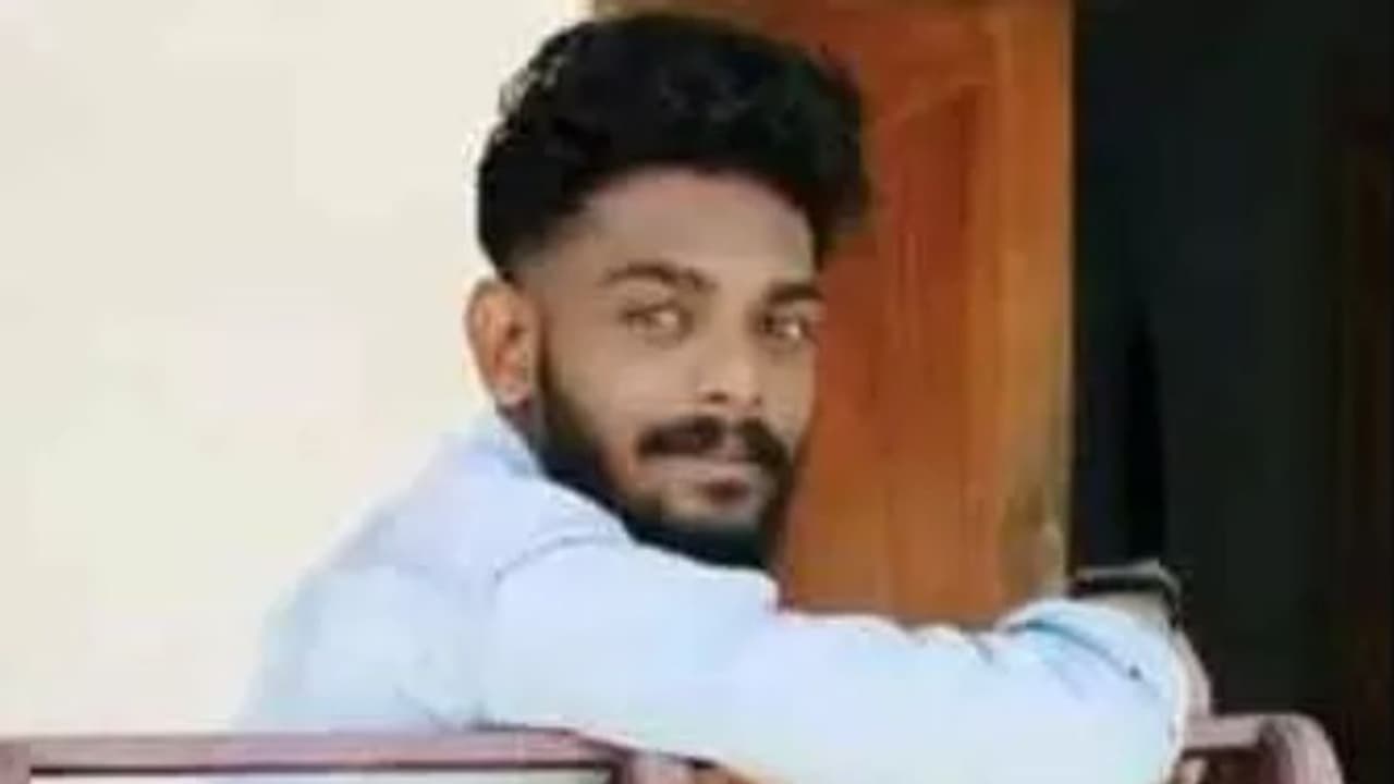 വള്ളത്തില് നില്ക്കുമ്പോള് കാല് വഴുതി വീണു; കായലില് കാണാതെയായ യുവാവിന് വേണ്ടി തെരച്ചിലില് തുടരും വള്ളത്തില് നില്ക്കുമ്പോള് കാല് വഴുതി വീണു; കായലില് കാണാതെയായ യുവാവിന് വേണ്ടി തെരച്ചിലില് തുടരും