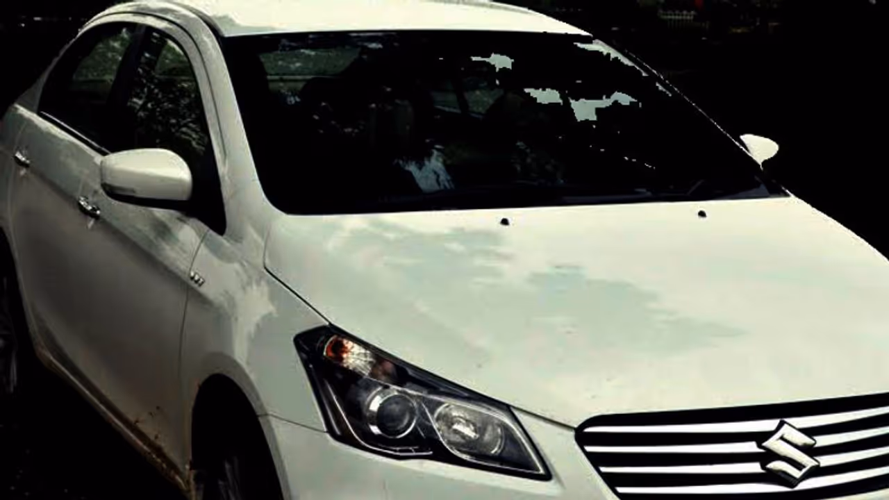 കൂരിരുളില്‍ ദുരൂഹമായൊരു മാരുതി സിയാസ്,ഫോണ്‍ വിളിച്ച എംവിഡി ആദ്യം ഞെട്ടി,നമ്പര്‍ കേട്ടപ്പോള്‍ ഉടമകളും!