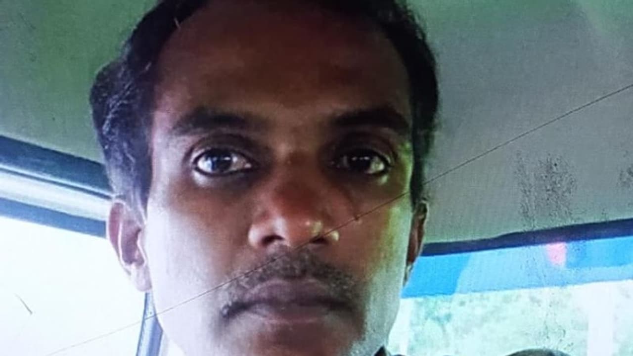 ബസിൽ വിദ്യാർത്ഥിനിക്ക് നേരെ 38കാരന്റെ ലൈംഗികാതിക്രമം; പൊലീസ് സ്റ്റേഷനിലേക്ക് വണ്ടി വിട്ട് ഡ്രൈവർ, റിമാന്റ് ബസിൽ വിദ്യാർത്ഥിനിക്ക് നേരെ 38കാരന്റെ ലൈംഗികാതിക്രമം; പൊലീസ് സ്റ്റേഷനിലേക്ക് വണ്ടി വിട്ട് ഡ്രൈവർ, റിമാന്റ്