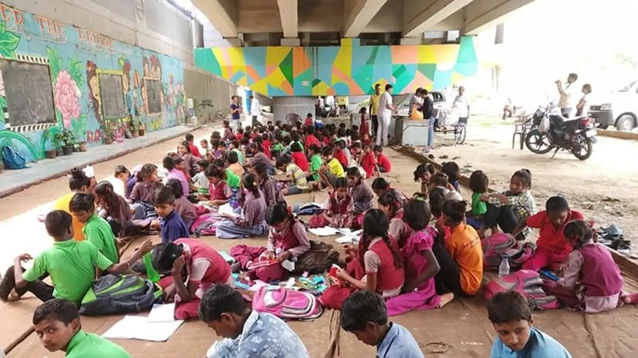 गरीबी ने छुड़ाया स्कूल, पेट भरने लगाया तरबूज का ठेला और आज 300 बच्चों को फ्री शिक्षा दे रहे राजेश कुमार शर्मा