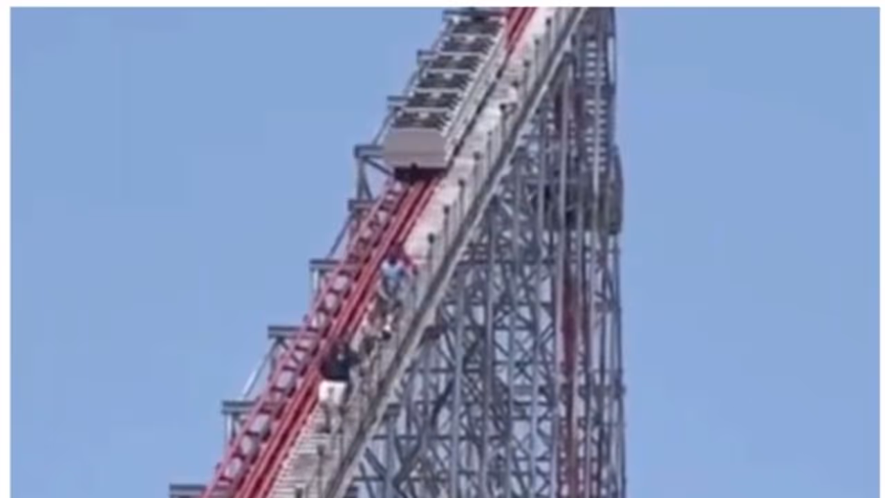 200 അടി ഉയരത്തിൽ വച്ച് റോളർ കോസ്റ്റർ നിശ്ചലമായി, താഴോട്ട് നടന്നിറങ്ങി റൈഡർമാർ !