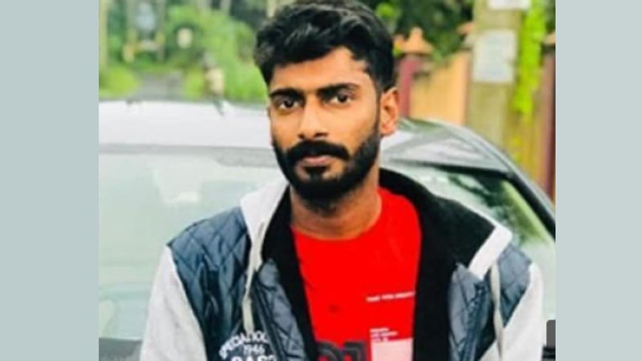 കാർ നിയന്ത്രണം വിട്ട് മറിഞ്ഞ് പ്രവാസി മലയാളി യുവാവ് മരിച്ചു കാർ നിയന്ത്രണം വിട്ട് മറിഞ്ഞ് പ്രവാസി മലയാളി യുവാവ് മരിച്ചു