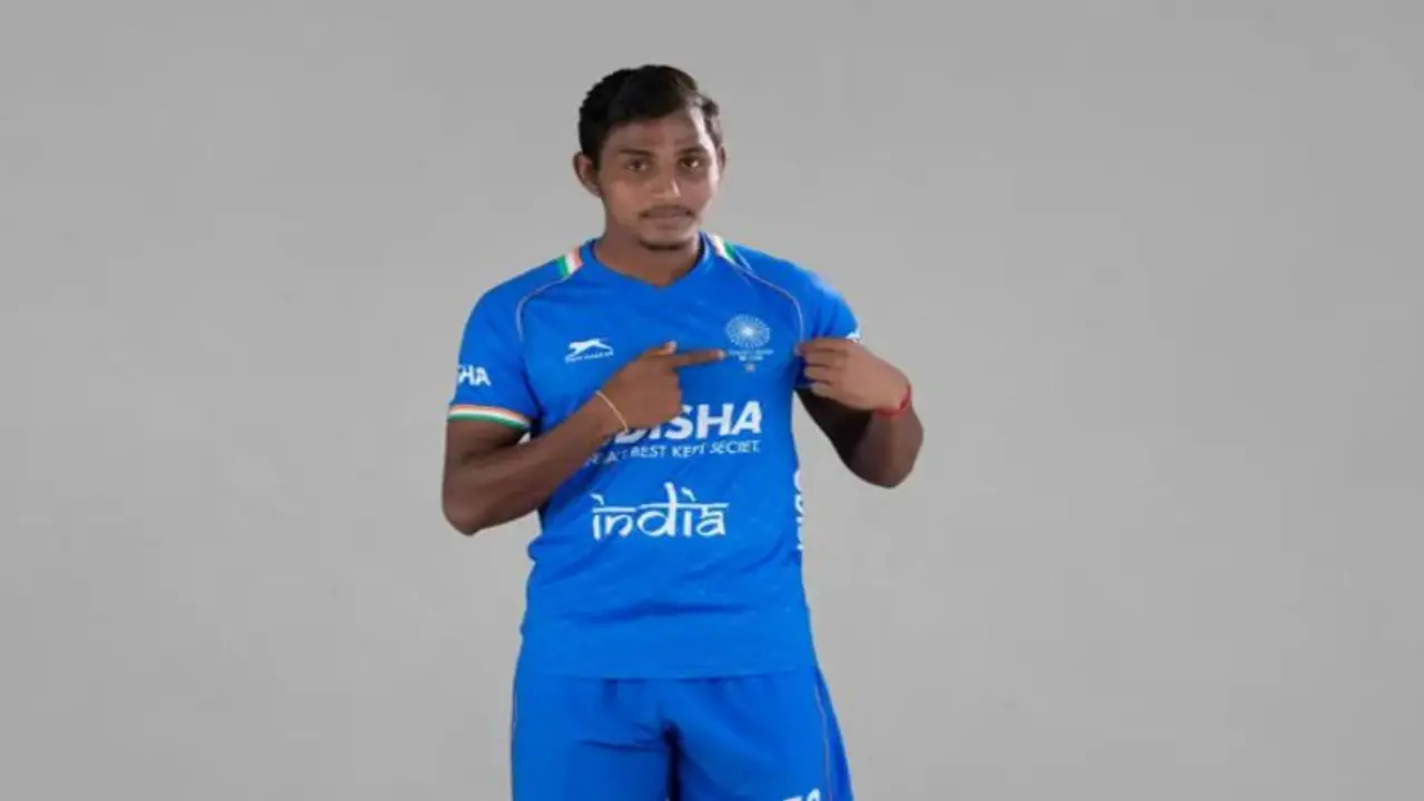 அம்மாவிடம் ஆசிர்வாதம் வாங்கிய அரியலூர் வீரர் செல்வம் கார்த்தி! அம்மாவிடம் ஆசிர்வாதம் வாங்கிய அரியலூர் வீரர் செல்வம் கார்த்தி!