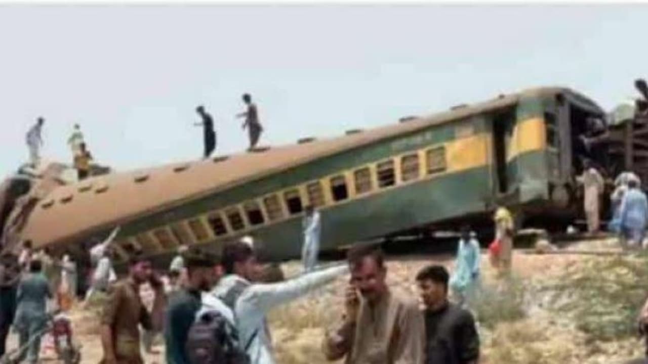 ఘోర రైలు ప్రమాదం.. పట్టాలు తప్పిన 10 బోగీలు.. 30 మంది మృతి.. ఘోర రైలు ప్రమాదం.. పట్టాలు తప్పిన 10 బోగీలు.. 30 మంది మృతి..