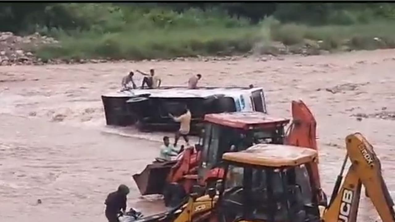 ఉత్తరాఖండ్ లో వర్ష బీభత్సం.. 31 మంది మృతి, పలు జిల్లాలకు ఐఎండీ హెచ్చరికలు ఉత్తరాఖండ్ లో వర్ష బీభత్సం.. 31 మంది మృతి, పలు జిల్లాలకు ఐఎండీ హెచ్చరికలు