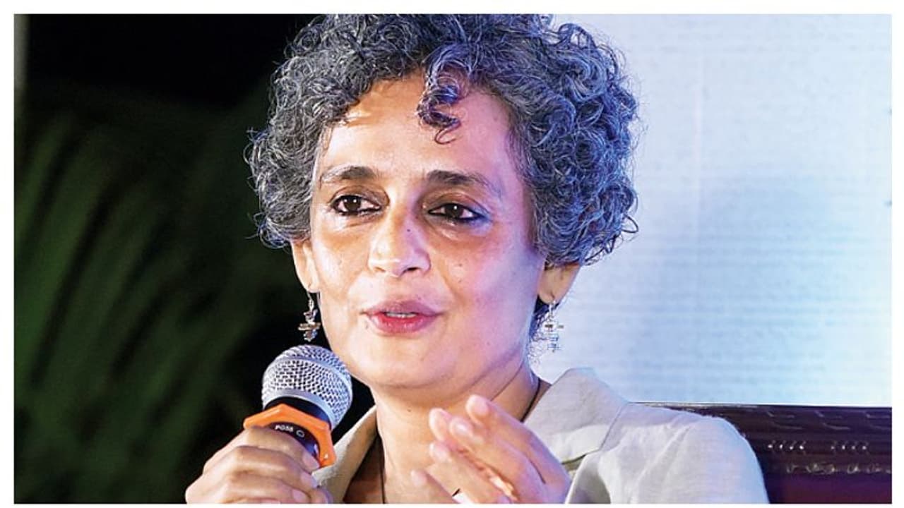 മണിപ്പൂരിലേത് ആഭ്യന്തര കലാപമല്ല, വംശീയ ഉന്മൂലനം: അരുന്ധതി റോയ് മണിപ്പൂരിലേത് ആഭ്യന്തര കലാപമല്ല, വംശീയ ഉന്മൂലനം: അരുന്ധതി റോയ്