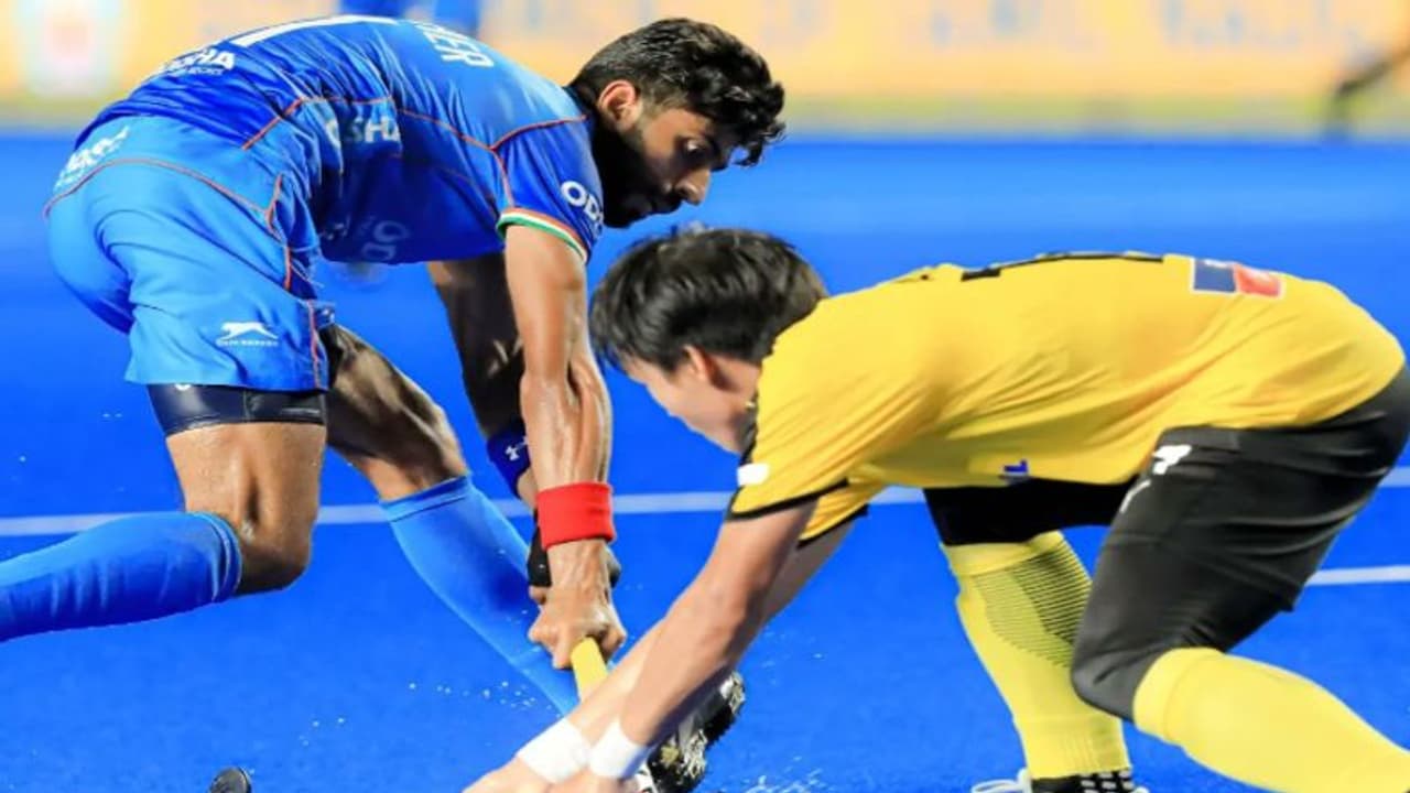 மலேசியாவை வீழ்த்தி புள்ளிப்பட்டியலில் நம்பர் 1 இடம் பிடித்த இந்தியா ஹாக்கி டீம்! மலேசியாவை வீழ்த்தி புள்ளிப்பட்டியலில் நம்பர் 1 இடம் பிடித்த இந்தியா ஹாக்கி டீம்!