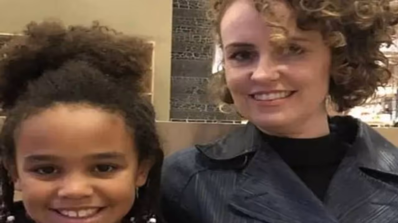 വെളുത്ത അമ്മയ്‍ക്ക് കറുത്ത കുട്ടി, യുവതിയേയും മകളേയും എയർപോർട്ടിൽ തടഞ്ഞ് പൊലീസ്