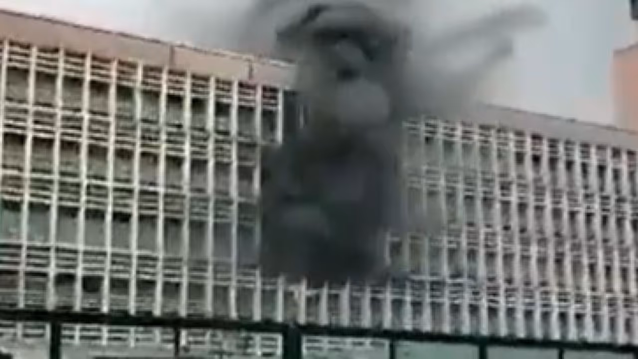 ಏಮ್ಸ್ ಆಸ್ಪತ್ರೆಯ ಎಮರ್ಜೆನ್ಸಿ ವಾರ್ಡ್ನಲ್ಲಿ ಬೆಂಕಿ: ರೋಗಿಗಳ ಸ್ಥಳಾಂತರ ಏಮ್ಸ್ ಆಸ್ಪತ್ರೆಯ ಎಮರ್ಜೆನ್ಸಿ ವಾರ್ಡ್ನಲ್ಲಿ ಬೆಂಕಿ: ರೋಗಿಗಳ ಸ್ಥಳಾಂತರ