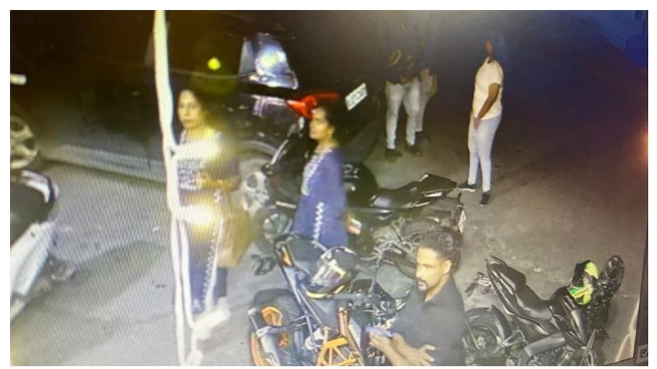 സ്ത്രീകളെ തുറിച്ചുനോക്കിയെന്ന് ആരോപണം; ഹോട്ടലിനു മുന്നിൽ കൂട്ടത്തല്ല്