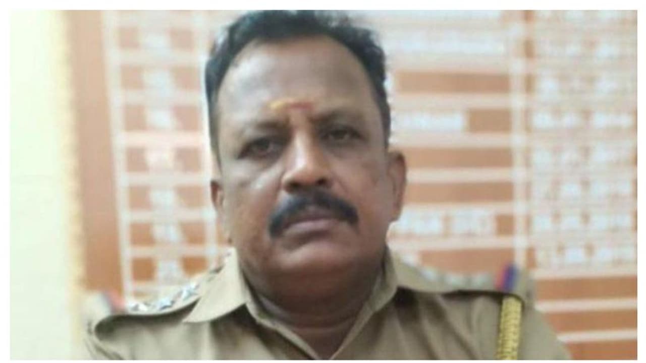 ക്രിസ്ത്യാനികളോടും മുസ്ലിംകളോടും പാക്കിസ്താനിലേക്ക് പോകാൻ പറഞ്ഞു; പൊലീസുകാരന് സസ്പെൻഷൻ ക്രിസ്ത്യാനികളോടും മുസ്ലിംകളോടും പാക്കിസ്താനിലേക്ക് പോകാൻ പറഞ്ഞു; പൊലീസുകാരന് സസ്പെൻഷൻ