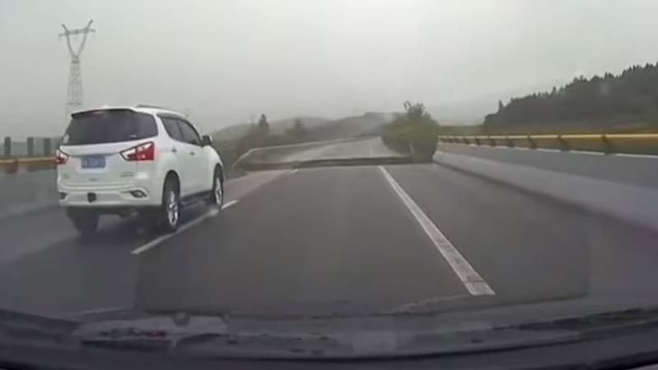 பேரழிவை ஏற்படுத்திய கனமழை.. மிகப்பெரிய பள்ளத்தில் கவிழ்ந்த கார்.. அதிர்ச்சியளிக்கும் வீடியோ பேரழிவை ஏற்படுத்திய கனமழை.. மிகப்பெரிய பள்ளத்தில் கவிழ்ந்த கார்.. அதிர்ச்சியளிக்கும் வீடியோ