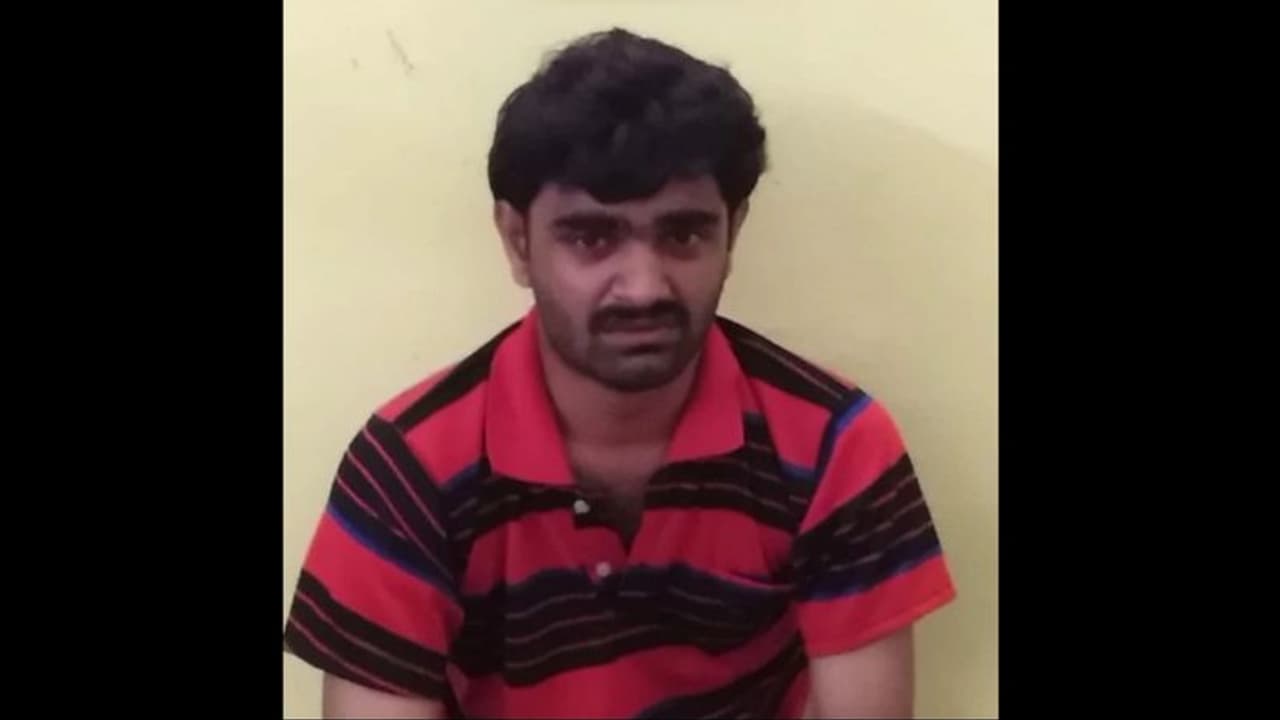 பள்ளி மாணவியை கடத்திச் சென்று வன்கொடுமை செய்த ஆசிரியர்; 30 ஆண்டுகள் சிறை விதித்து உத்தரவு பள்ளி மாணவியை கடத்திச் சென்று வன்கொடுமை செய்த ஆசிரியர்; 30 ஆண்டுகள் சிறை விதித்து உத்தரவு