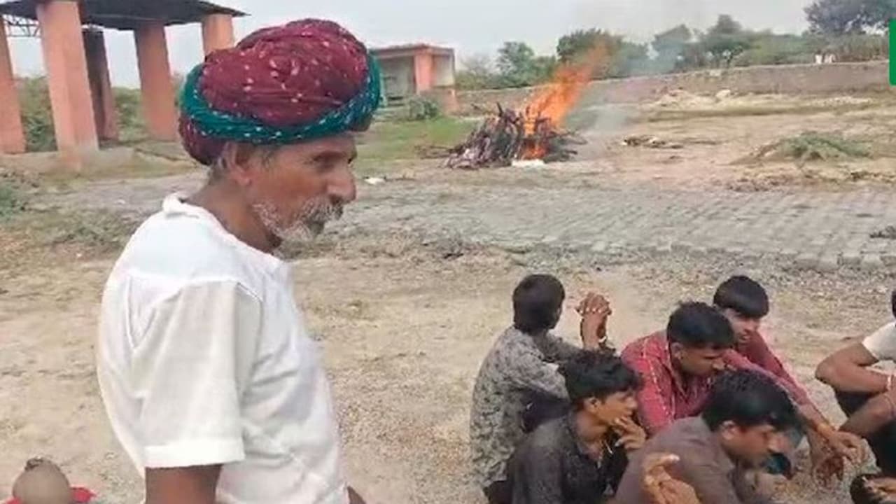 ಅಯ್ಯೋ ವಿಧಿಯೇ : ಮಗಳ ಚಿತೆಗೆ ಹಾರಿದ ಗ್ಯಾಂಗ್‌ ರೇಪ್ ಸಂತ್ರಸ್ತೆಯ ಅಪ್ಪ