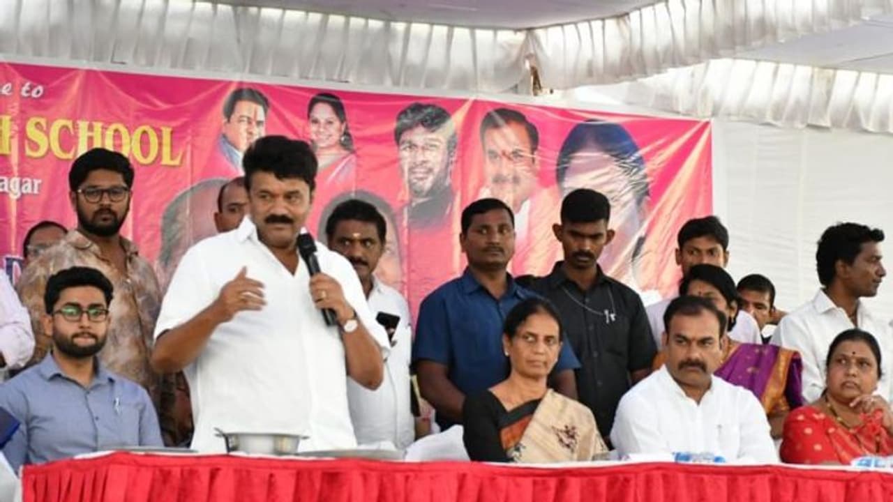 ప్రభుత్వ పాఠశాలను పర్యవేక్షించిన మంత్రులు సబితా, తలసాని.. సమస్యలను వెళ్ళబుచ్చిన విద్యార్థులు.. ప్రభుత్వ పాఠశాలను పర్యవేక్షించిన మంత్రులు సబితా, తలసాని.. సమస్యలను వెళ్ళబుచ్చిన విద్యార్థులు..