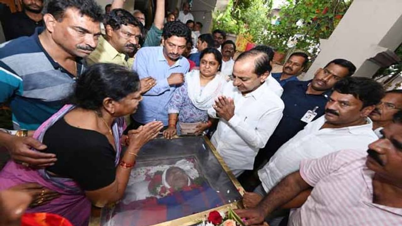 గద్దర్ పార్థీవదేహనికి నివాళి: కుటుంబ సభ్యులకు ధైర్యం చెప్పిన కేసీఆర్ గద్దర్ పార్థీవదేహనికి నివాళి: కుటుంబ సభ్యులకు ధైర్యం చెప్పిన కేసీఆర్