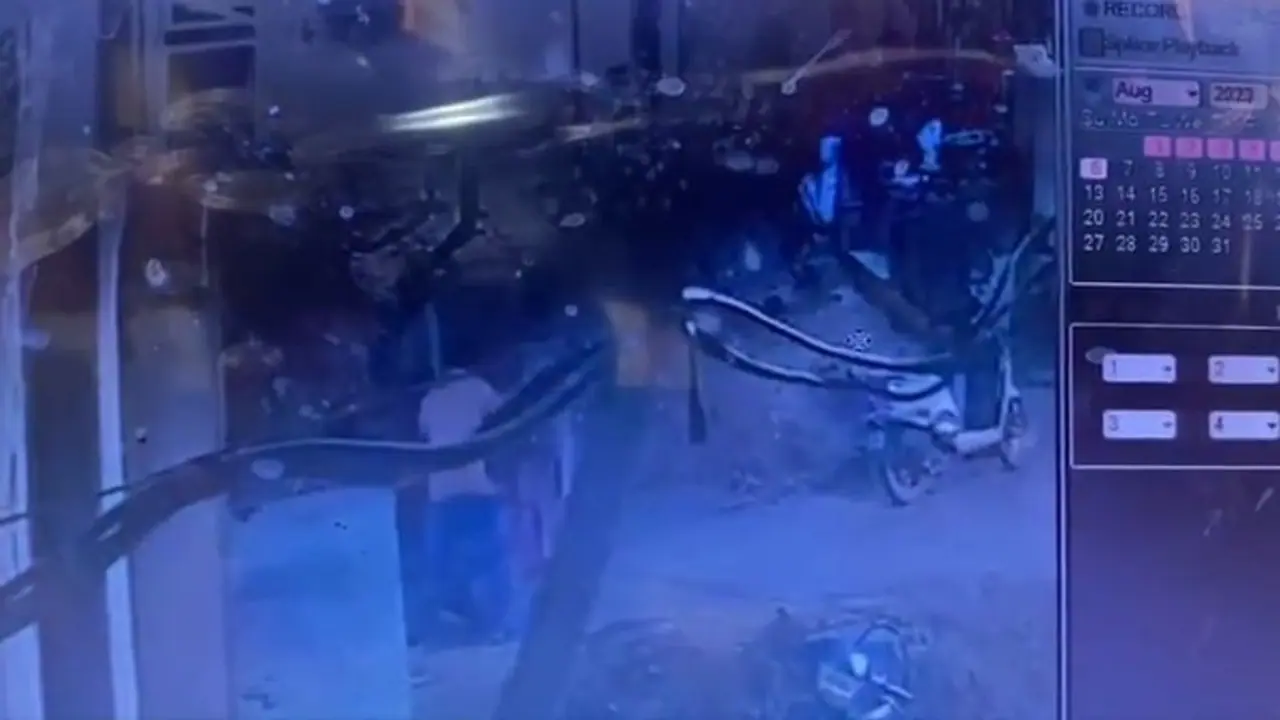 ನಡು ರಸ್ತೆಯಲ್ಲಿ ತಾಯಿ ಎದುರೇ ಮಹಿಳೆಯನ್ನು ನಗ್ನಗೊಳಿಸಿದ ಕುಡುಕ, ಸಿಸಿಟಿವಿಯಲ್ಲಿ ಕೃತ್ಯ ಸೆರೆ! ನಡು ರಸ್ತೆಯಲ್ಲಿ ತಾಯಿ ಎದುರೇ ಮಹಿಳೆಯನ್ನು ನಗ್ನಗೊಳಿಸಿದ ಕುಡುಕ, ಸಿಸಿಟಿವಿಯಲ್ಲಿ ಕೃತ್ಯ ಸೆರೆ!