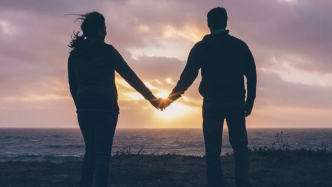 உங்கள் துணை உங்களை உண்மையிலேயே காதலிக்கிறாரா? இந்த சில விஷயங்கள் உண்மையை காண்பித்துவிடும்!