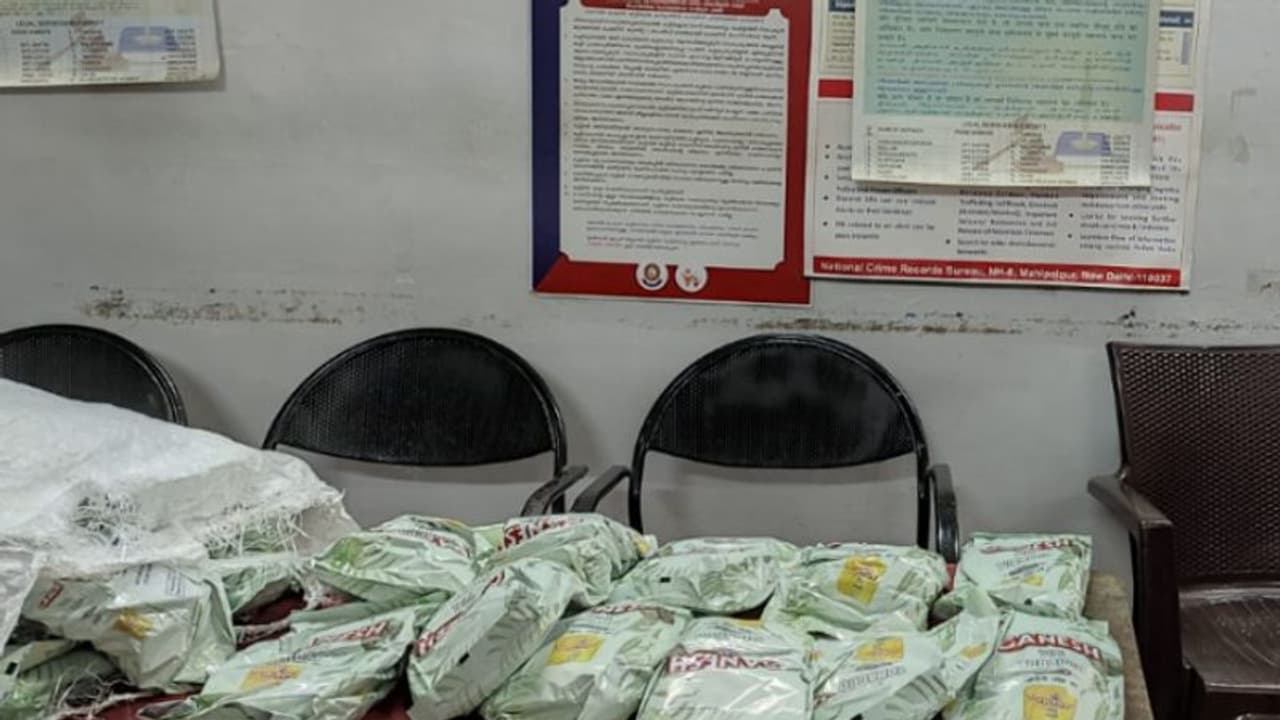 നെടുങ്കണ്ടത്ത് വിൽപ്പനയ്ക്കെത്തിച്ച 3200 പാക്കറ്റ് 'ഗണേഷ്' പിടികൂടി നെടുങ്കണ്ടത്ത് വിൽപ്പനയ്ക്കെത്തിച്ച 3200 പാക്കറ്റ് 'ഗണേഷ്' പിടികൂടി