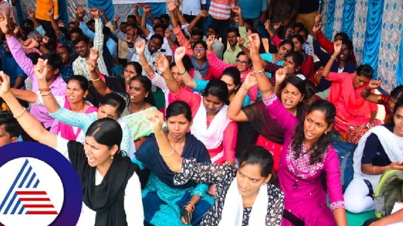 450 ಮಂದಿ ವಜಾ: ಅಟಲ್ ಕೇಂದ್ರದ ಸಿಬ್ಬಂದಿ ಪ್ರತಿಭಟನೆ 450 ಮಂದಿ ವಜಾ: ಅಟಲ್ ಕೇಂದ್ರದ ಸಿಬ್ಬಂದಿ ಪ್ರತಿಭಟನೆ