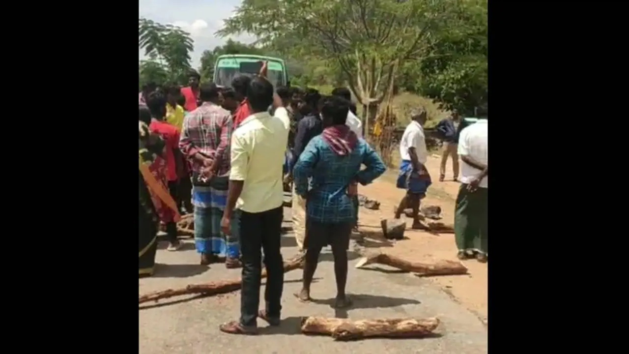 வனத்துறையினர் துரத்தியபோது கீழே விழுந்து ஒருவர் பலி; சோதனை சாவடிக்கு தீ வைத்ததால் பரபரப்பு