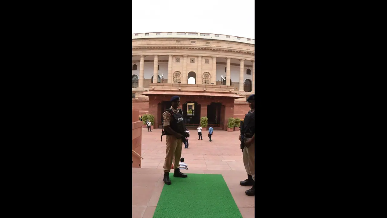 పార్లమెంటు ప్రత్యేక సమావేశాల తేదీలపై విపక్షాల అభ్యంతరం.. గణేశ్ చతుర్ధినాడు సమావేశమని మండిపాటు పార్లమెంటు ప్రత్యేక సమావేశాల తేదీలపై విపక్షాల అభ్యంతరం.. గణేశ్ చతుర్ధినాడు సమావేశమని మండిపాటు