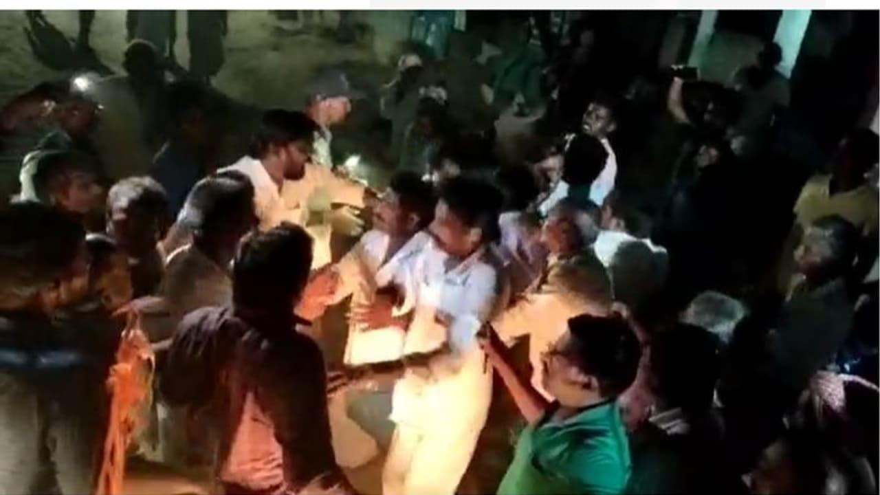 సత్తెనపల్లిలో వైసిపి, జనసేన నాయకుల బాహాబాహీ... తీవ్ర ఉద్రిక్తత (వీడియో) సత్తెనపల్లిలో వైసిపి, జనసేన నాయకుల బాహాబాహీ... తీవ్ర ఉద్రిక్తత (వీడియో)