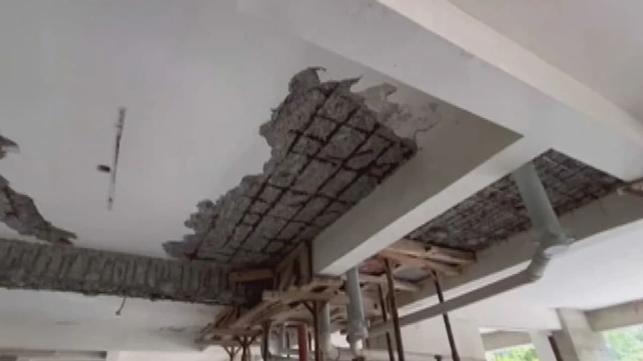 മേല്ക്കൂര പൊട്ടിവീഴുമോ എന്ന പേടിയില് ഉറങ്ങാൻ പോലുമാകാതെ 300 കുടുംബങ്ങള്... മേല്ക്കൂര പൊട്ടിവീഴുമോ എന്ന പേടിയില് ഉറങ്ങാൻ പോലുമാകാതെ 300 കുടുംബങ്ങള്...