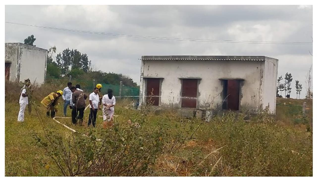 പടക്ക ഗോഡൗണിൽ പൊട്ടിത്തെറി; അപകടം ഉദ്യോഗസ്ഥ പരിശോധനക്കിടെ, മൂന്ന് പേർക്ക് പരിക്ക്