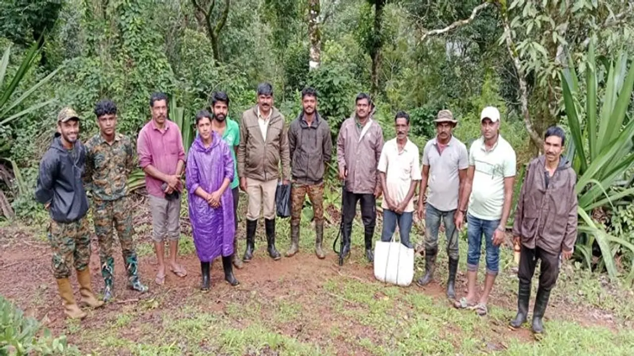 ಚಿಕ್ಕಮಗಳೂರು: ಕಾರ್ಯಾಚರಣೆ ವೇಳೆ ಅಟ್ಟಿಸಿಕೊಂಡು ಬಂದ ಕಾಡಾನೆ, ಕೂದಲೆಳೆ ಅಂತರದಲ್ಲಿ ಅರಣ್ಯ ಸಿಬ್ಬಂದಿ ಪಾರು ಚಿಕ್ಕಮಗಳೂರು: ಕಾರ್ಯಾಚರಣೆ ವೇಳೆ ಅಟ್ಟಿಸಿಕೊಂಡು ಬಂದ ಕಾಡಾನೆ, ಕೂದಲೆಳೆ ಅಂತರದಲ್ಲಿ ಅರಣ್ಯ ಸಿಬ್ಬಂದಿ ಪಾರು