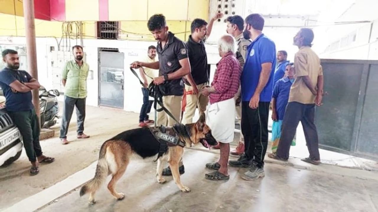 പണം മുറിയിൽവെച്ച് പൂട്ടി നാട്ടിൽ പോയി, രണ്ട് ദിവസം കഴിഞ്ഞുവന്നപ്പോൾ ബാക്കി ഒന്നുമില്ല; പൊലീസ് അന്വേഷണം തുടങ്ങി പണം മുറിയിൽവെച്ച് പൂട്ടി നാട്ടിൽ പോയി, രണ്ട് ദിവസം കഴിഞ്ഞുവന്നപ്പോൾ ബാക്കി ഒന്നുമില്ല; പൊലീസ് അന്വേഷണം തുടങ്ങി
