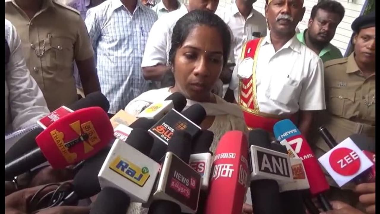 பட்டாசு கிடங்கில் அதிகாரிகள் ஆய்வின் போது வெடி விபத்து; 3 பேர் படுகாயம் பட்டாசு கிடங்கில் அதிகாரிகள் ஆய்வின் போது வெடி விபத்து; 3 பேர் படுகாயம்