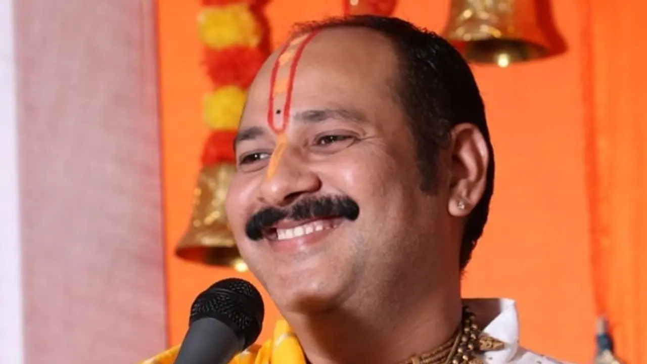 किसी को प्रणाम करने से क्या मिलता है? पंडित प्रदीप मिश्रा से जानें इसके फायदे