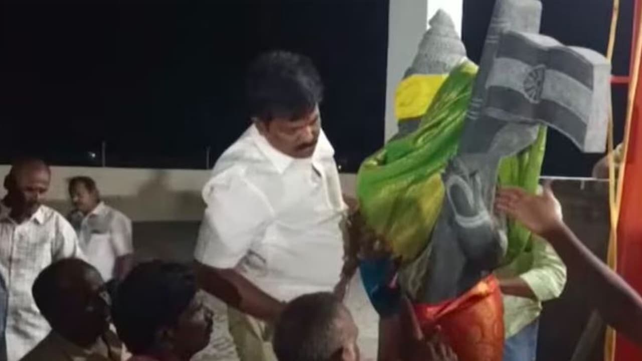 ತಮಿಳುನಾಡು ಬಿಜೆಪಿ ಕಚೇರಿಯಲ್ಲಿದ್ದ ಭಾರತ ಮಾತೆ ಪ್ರತಿಮೆ ಎತ್ತಂಗಡಿ: ಪೊಲೀಸರ ಕ್ರಮಕ್ಕೆ ಬಿಜೆಪಿ ಖಂಡನೆ ತಮಿಳುನಾಡು ಬಿಜೆಪಿ ಕಚೇರಿಯಲ್ಲಿದ್ದ ಭಾರತ ಮಾತೆ ಪ್ರತಿಮೆ ಎತ್ತಂಗಡಿ: ಪೊಲೀಸರ ಕ್ರಮಕ್ಕೆ ಬಿಜೆಪಿ ಖಂಡನೆ