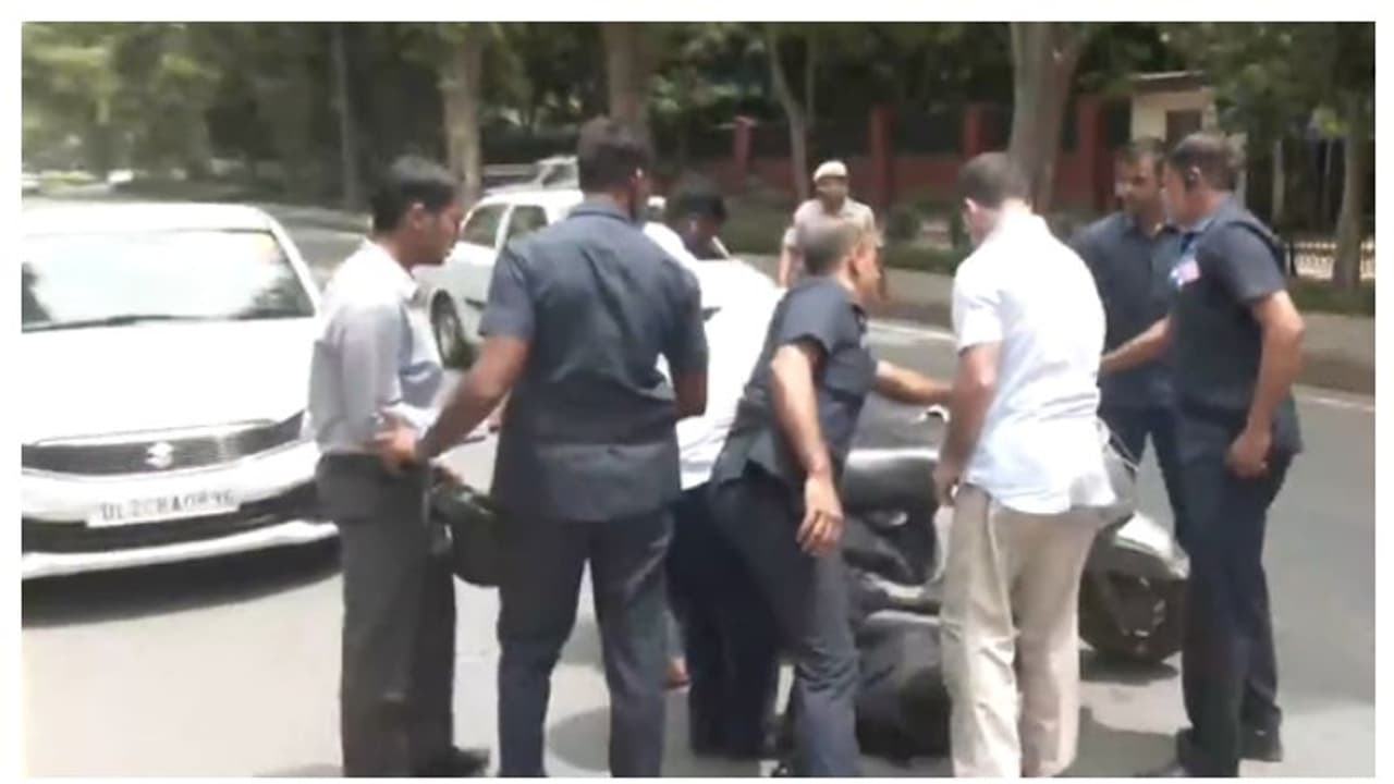വസതിക്ക് മുന്നില്‍ ബൈക്ക് അപകടം, പാർലമെന്റിലേക്ക് പോകുന്നതിനിടെ യാത്രക്കാരനടുത്തെത്തി രാഹുല്‍ ഗാന്ധി