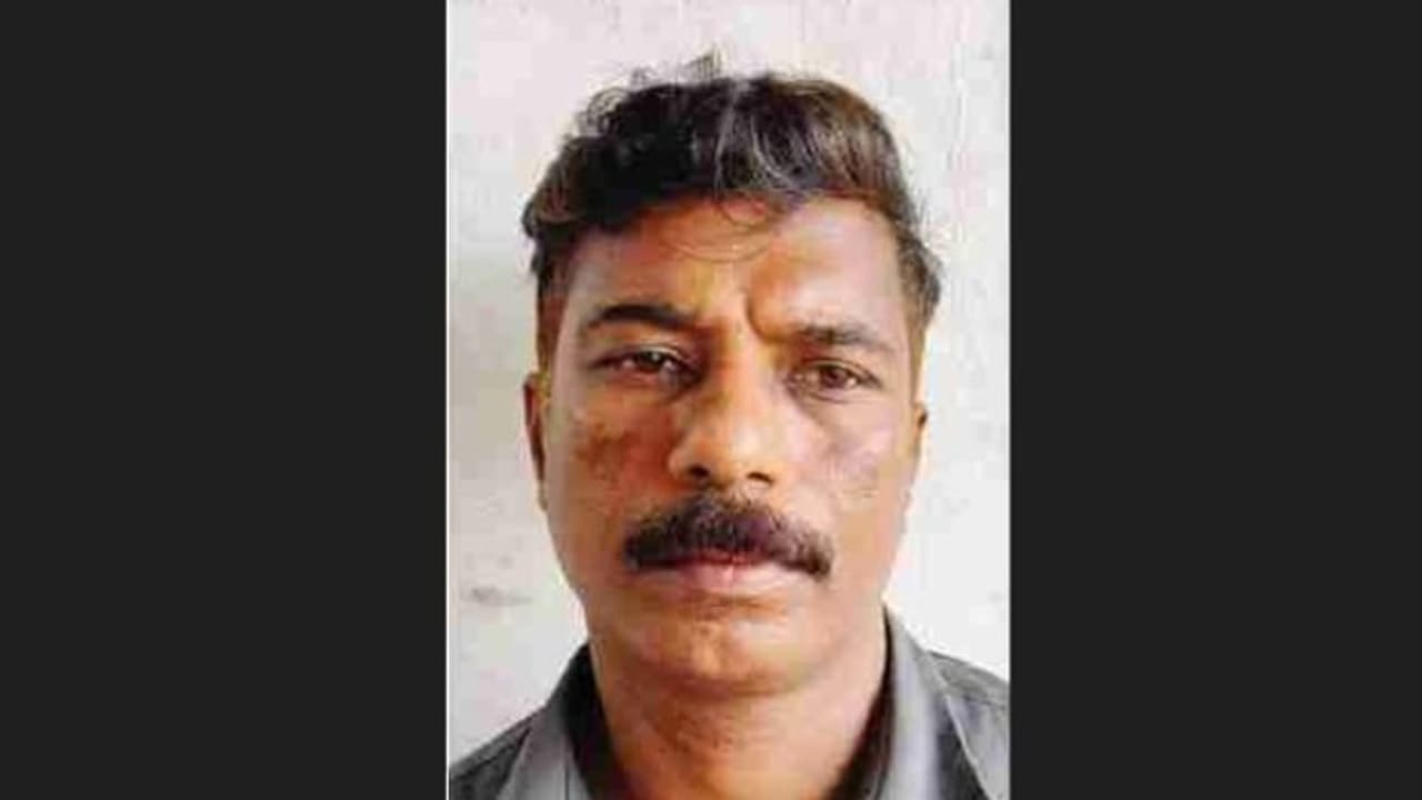 ഡ്രൈവിങ്ങിനിടെ കൈമുട്ടു കൊണ്ട് 16കാരിയെ ഉപദ്രവിച്ചു; ഡ്രൈവർക്ക് 6 വർഷം കഠിന തടവുംപിഴയും ഡ്രൈവിങ്ങിനിടെ കൈമുട്ടു കൊണ്ട് 16കാരിയെ ഉപദ്രവിച്ചു; ഡ്രൈവർക്ക് 6 വർഷം കഠിന തടവുംപിഴയും